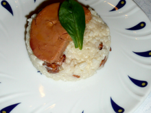 Foie gras poêlé sur palet de riz aux girolles