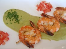 Brochettes de gambas au coulis de courgettes