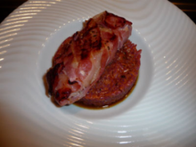 Cabillaud en chemise lardée, risotto rouge à la carotte, réduction de fumet à la sauge