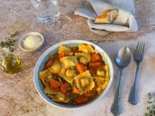 Soupe complète aux raviolis au jambon, petits pois et carottes