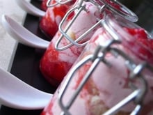 Verrines au baba au rhum et à la mousse de fraises