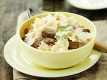 Émincé d'agneau aux pâtes papillon