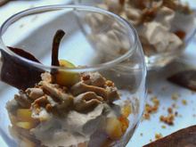 Mousse au Carambar et poires caramélisées au praline