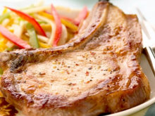 Côte de porc marinée, caramélisée au citron, salade de fenouil et poivrons au balsamique