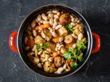 “Je le sais cette version n’est pas officielle” : Laurent Mariotte dévoile son cassoulet express à la saucisse de Morteau