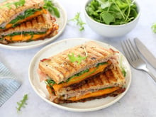 Croque-monsieur au confit d’oignon, cheddar, jambon et roquette