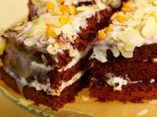 Gâteau au chocolat, crème et amandes