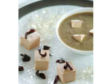 Dés de foie gras aux éclats de chocolat noir et velouté lentilles/foie gras avec ses cubes de Sauternes gélifiés.