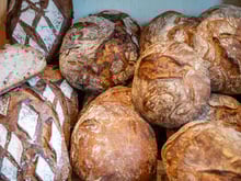 Pain au levain ou pain complet : lequel est le plus intéressant pour la santé ? Cette diététicienne tranche