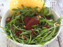 Salade de roquette, parmesan, tomates séchées et pancetta