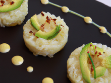 Noix de St Jacques fumées riz-coco, émulsion d'avocat tourbée