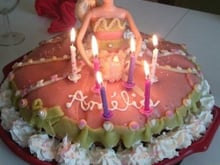 Gâteau Barbie pour un anniversaire de fille.