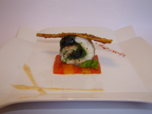 Ballotine de daurade aux épinards et olives noires, poivrons confits aux herbes de Provence, réduction moutardée au piment d'Espelette et poivron rouge, arrête croustillante aux graines de sésame