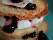 Mille-feuille de panna cotta d'ossau-iraty et confiture de cerises noires