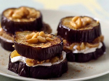 Sandwichs d'aubergines au Philadelphia, aux pignons et aux raisins secs