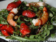 Salade de fraises, crevettes et roquette, sauce olive, balsamique et pistache
