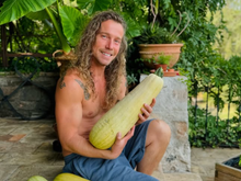 Julien Doré dévoile sa technique infaillible de jardinage pour faire pousser les courgettes à coup sûr !