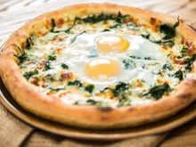 Pizza à la roquette, fromage et œufs