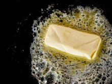 "Ne fais plus jamais cramer ton beurre" : noisette ou fondu, un chef dévoile sa technique pour ne plus jamais le brûler !