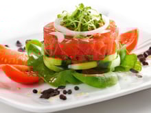 Par fortes chaleurs, cette recette de tartare de tomates et burrata est idéale pour un repas frais et léger