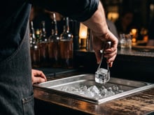 Cet hygiéniste alerte sur ce que contiennent vraiment vos cocktails au bar et c'est écœurant