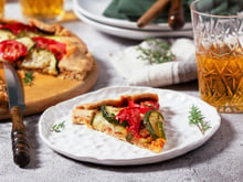 Sublimez les deux grands trésors de l'été avec cette irrésistible tarte fine aux tomates et courgettes