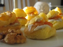 Petits choux farcis à la crème de roquefort, noix et saumon fumé