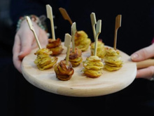 Voici une recette parfaite pour l’apéritif dînatoire du Nouvel An, nos irrésistibles bouchées de pommes de terres croustillantes !