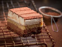 La recette de ce brownie tiramisu complètement décadent va devenir votre dessert préféré cet automne