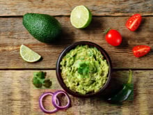 “Je préfère utiliser des oignons rouges” : un chef mexicain partage sa recette pour un guacamole parfait, idéal pour vos apéritifs de l’été !