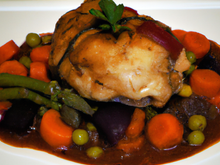 Chapon aux légumes et vin rouge