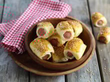 Feuilletés aux saucisses Knack Halal Isla Délice et chèvre aux graines de sésame