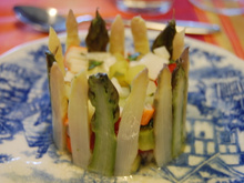 Charlotte d'asperges et surimi au basilic, vinaigrette à l'orange
