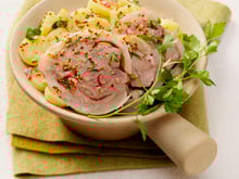 Emincé de tête de veau en salade, pommes de terre et oignons rouges
