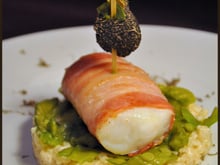 Dos d'eglefin en robe de lard sur risotto truffé et pois mange-tout