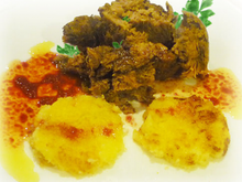 Effiloché de sanglier, galettes de polenta et vinaigrette froide à la pulpe de cassis