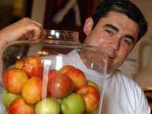 Filet d'agneau d'Aragon trempé au charbon végétal boosté au Kalou Pilé et genièvre, Pomme de la St Jean nature, truffes d'été et amandes fraîches