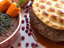 Suprêmes de Pintade Fermière d'auvergne Label Rouge rôtis en croûte de Fourme d'Ambert, lentilles vertes du Puy confites au vin rouge de Saint-Pourçain