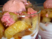 Verrines pommes caramélisées et macaron