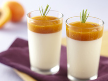 Panna cotta et coulis d'abricot au romarin