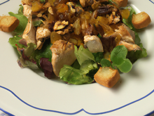 Salade de foies de volaille aux noisettes