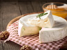 Ni feta, ni mozza : cette recette de brie fouetté aux pêches et miel va devenir votre nouveau chouchou de l’apéro d’été