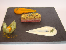 Ardoise d'agneau grillé au romarin, purées de potimarron curcuma et topinambours vanille, crumble noisettes et zestes d'orange