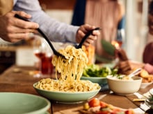 “Arrêtez d’acheter des passoires !” : ce chef italien explique la vraie façon d’égoutter les pâtes