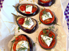 Papillote d'aubergine, tomate, chèvre, miel et thym