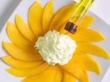 Carpaccio de mangue et émulsion d'huile d'olive extra vierge à la vanille