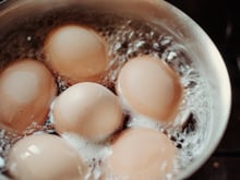 Pourquoi vous devriez toujours ajouter une rondelle de citron dans l'eau de vos œufs