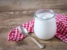 Pourquoi même les yaourts natures contiennent tout de même du sucre ?