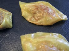 Gyoza ou raviolis japonais accompagnés de sauce soja