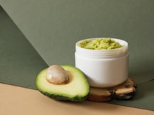 Le masque visage maison à l’avocat qui hydrate, lisse la peau, et allège le budget !